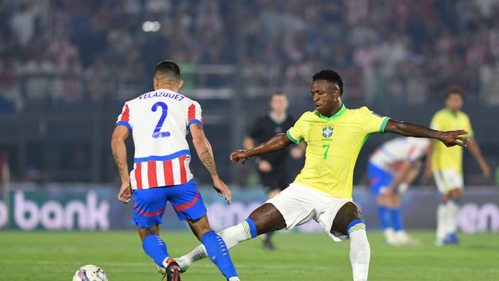 ASUNCION, PARAGUAY - SEPTEMBER 10: Vinicius Junior of Brazil and Gustavo Velazquez of Paraguay battle for the ball during the South American FIFA World Cup 2026 Qualifier match between Paraguay and Brazil at Estadio Defensores del Chaco on September 10, 2024 in Asuncion, Paraguay. (Photo by Christian Alvarenga/Getty Images) Brasile Paraguay