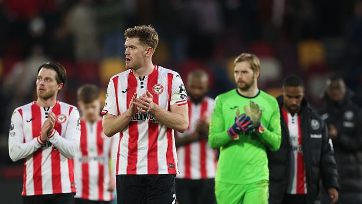 BRENTFORD, ENGLAND - JANUARY 25: Nathan Collins of Brentford looks dejected after the team's defeat in the Premier League match between Brentford and Nottingham Forest at Gtech Community Stadium on January 25, 2026 in Brentford, England. (Photo by Richard Pelham/Getty Images) Brentford aggressione razzista