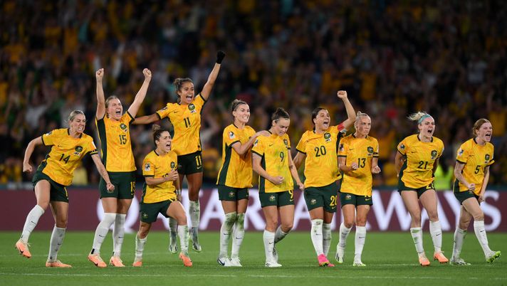 BRISBANE, AUSTRALIA - AUGUST 12: Players of Australia celebrate as Mackenzie Arnold of Australia saves the first penalty of France from Selma Bacha of France in the penalty shoot out during the FIFA Women's World Cup Australia & New Zealand 2023 Quarter Final match between Australia and France at Brisbane Stadium on August 12, 2023 in Brisbane / Meaanjin, Australia. (Photo by Justin Setterfield/Getty Images) Mondiali femminili, prosegue sogno Australia: eliminata ai rigori la Francia - immagine 1