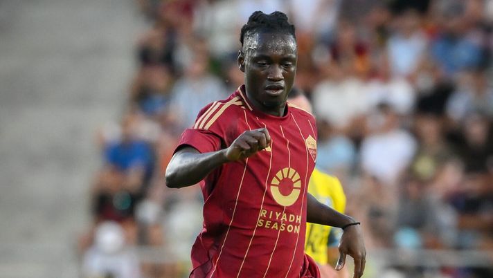 KOSICE, SLOVAKIA - JULY 22: Ebrima Darboe of AS Roma in action during the Pre-season Friendly match between Kosice and AS Roma at Kosicka Futbalova Arena on July 22, 2024 in Kosice, Slovakia. (Photo by Fabio Rossi/AS Roma via Getty Images) Mercato Roma, alla Cremonese piace Darboe: per la panchina in corsa De Rossi - immagine 1