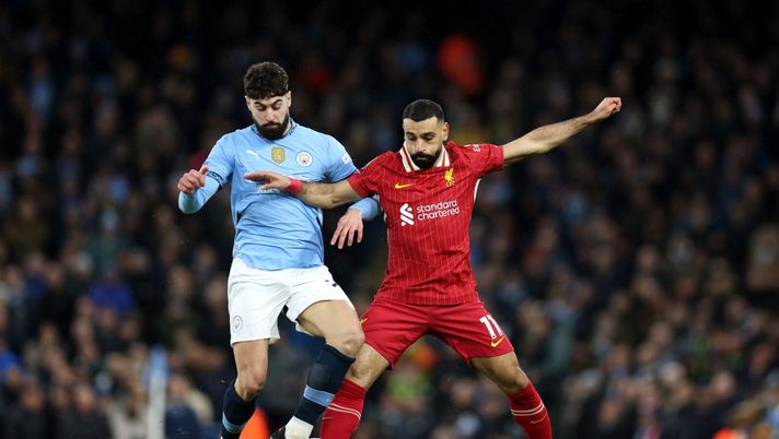 MANCHESTER, ENGLAND - FEBRUARY 23: Mohamed Salah of Liverpool is challenged by Josko Gvardiol of Manchester City during the Premier League match between Manchester City FC and Liverpool FC at Etihad Stadium on February 23, 2025 in Manchester, England. (Photo by Alex Pantling/Getty Images) Manchester City-Liverpool, statistiche e precedenti del big match di Premier - immagine 1