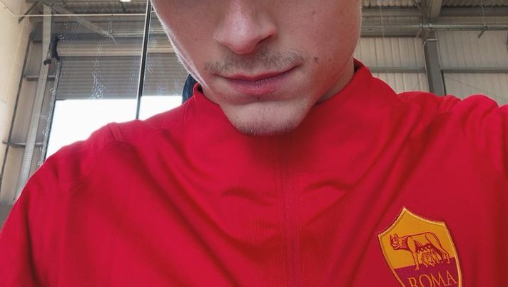 Timothèe Chalamet, virale lo scatto social con la tuta della Roma- FOTO Timothèe Chalamet, virale lo scatto social con la tuta della Roma- FOTO - immagine 1