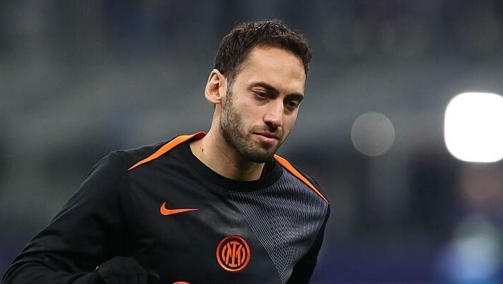 MILAN, ITALY - DECEMBER 09: Hakan Calhanoglu of FC Internazionale during the warm up prior to the UEFA Champions League 2025/26 League Phase MD6 match between FC Internazionale Milano and Liverpool FC at Stadio San Siro on December 09, 2025 in Milan, Italy. (Photo by Marco Luzzani/Getty Images) BREAKING – Inter, stop per Calhanoglu: cambio obbligato contro il Liverpool - immagine 1