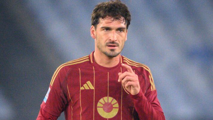 ROME, ITALY - FEBRUARY 24: Mats Hummels of AS Roma during the Serie A match between AS Roma and Monza at Stadio Olimpico on February 24, 2025 in Rome, Italy. (Photo by Fabio Rossi/AS Roma via Getty Images) Roma, prove di formazione: le ultime su Dybala e Hummels, cosa filtra per Dovbyk - immagine 1