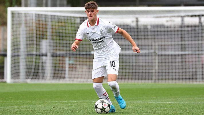 LEVERKUSEN, GERMANY - OCTOBER 01: Mattia Liberali of AC Milan U20 in action during the UEFA Youth League 2024/25 match between Bayer 04 Leverkusen and AC Milan at Ulrich Haberland Stadion on October 01, 2024 in Leverkusen, Germany. (Photo by Giuseppe Cottini/AC Milan via Getty Images)  The Guardian, anche Mattia Liberali nella classifica dei migliori 2007 del mondo - immagine 1