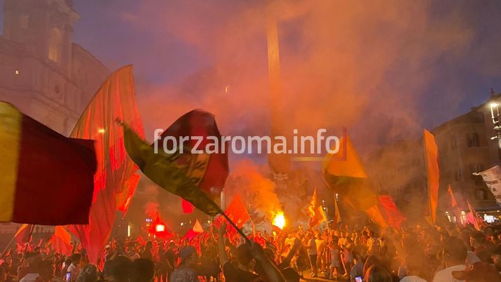 Marea giallorossa per i 98 anni del club: diecimila tifosi invadono le vie del centro - immagine 1