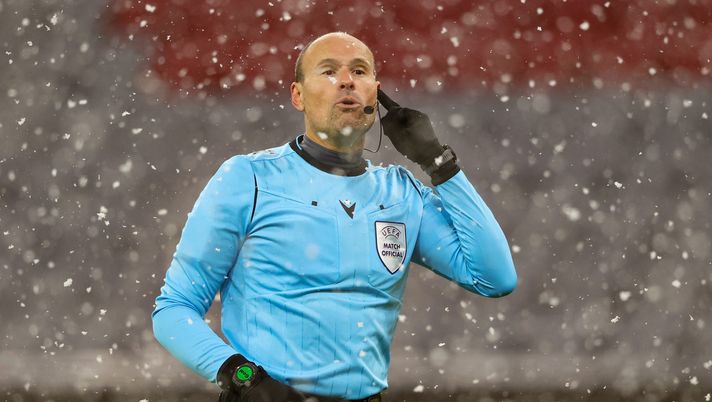 MUNICH, GERMANY - APRIL 07: Match Referee, Antonio Mateu Lahoz reacts during the UEFA Champions League Quarter Final match between FC Bayern Munich and Paris Saint-Germain at Allianz Arena on April 07, 2021 in Munich, Germany. Sporting stadiums around Germany remain under strict restrictions due to the Coronavirus Pandemic as Government social distancing laws prohibit fans inside venues resulting in games being played behind closed doors. (Photo by Alexander Hassenstein/Getty Images) Lahoz, duro attacco al sistema arbitrale spagnolo: “Coloro che provengono da famiglie di arbitri…” - immagine 1