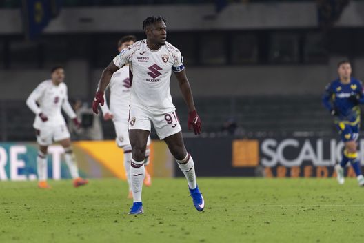 VERONA, ITALY - JANUARY 4: Duván Zapata of Torino FC in action during the Serie A match between Hellas Verona FC and Torino FC at Stadio Marcantonio Bentegodi on January 4, 2026 in Verona, Italy. (Photo by Stefano Guidi - Torino FC/Torino FC 1906 via Getty Images)