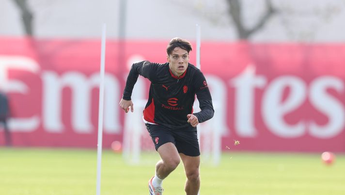 CAIRATE, ITALY - NOVEMBER 30: Samuele Ricci of AC Milan in action during AC Milan training session at Milanello on November 30, 2025 in Cairate, Italy. (Photo by Claudio Villa/AC Milan via Getty Images) ricci-lazio-milan