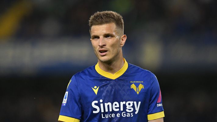 VERONA, ITALY - MAY 03: Darko Lazovic of Hellas Verona looks on during the Serie A match between Hellas Verona and FC Internazionale at Stadio Marcantonio Bentegodi on May 03, 2023 in Verona, Italy. (Photo by Alessandro Sabattini/Getty Images) Hellas Verona, centrocampo in affanno ma dalle fasce vengono i pericoli maggiori - immagine 1