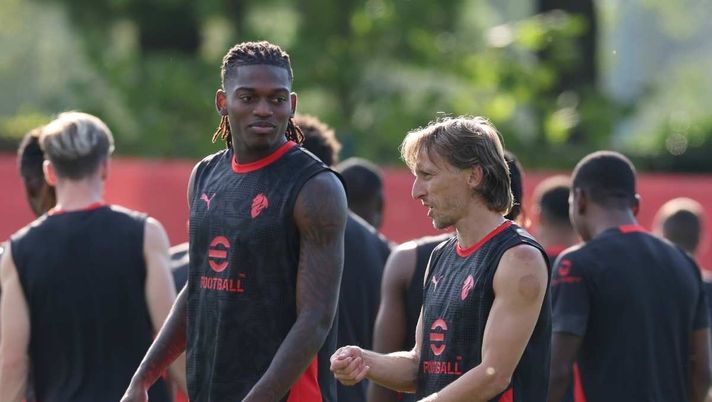 Luka Modric (centrocampista AC Milan), qui durante un allenamento a Milanello con Leao | AC Milan News (Getty Images) Luka Modric AC Milan Milanello News