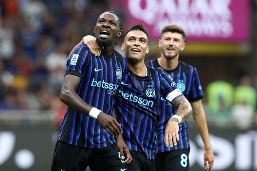 MILAN, ITALY - AUGUST 25: Lautaro Martinez of Internazionale celebrates scoring his team's fourth goal during the Serie A match between FC Internazionale and Torino FC at Giuseppe Meazza Stadium on August 25, 2025 in Milan, Italy. (Photo by Marco Luzzani/Getty Images)