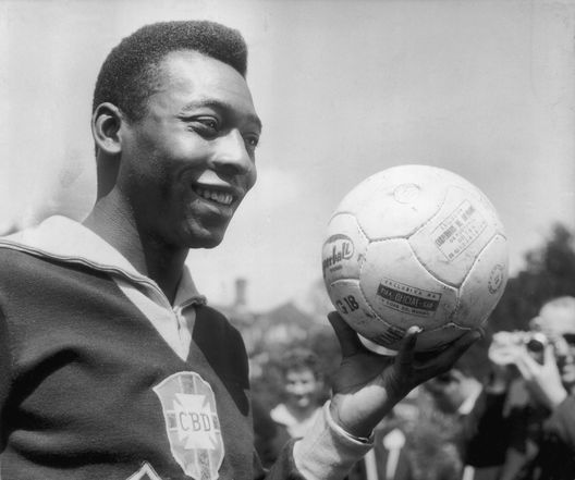 Pelè con la maglia del Brasile (Photo by Keystone/Getty Images) Santos-Flamengo, l’XI combinato tra i migliori di sempre dei due club- immagine 5