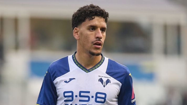 PARMA, ITALY - DECEMBER 15: Abdou Harroui of Hellas Verona FC looks on during the Serie A match between Parma and Verona at Stadio Ennio Tardini on December 15, 2024 in Parma, Italy. (Photo by Emmanuele Ciancaglini/Getty Images) Verona, si rivede Harroui e Mosquera risponde presente: i segnali dalla vittoria in amichevole - immagine 1