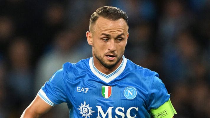 NAPLES, ITALY - OCTOBER 01: Stanislav Lobotka of SSC Napoli during the UEFA Champions League 2025/26 League Phase MD2 match between SSC Napoli and Sporting Clube de Portugal at Stadio Diego Armando Maradona on October 01, 2025 in Naples, Italy. (Photo by Francesco Pecoraro/Getty Images) Napoli, oggi la decisione sulla convocazione di Lobotka. Come stanno Lang e Rrahmani - immagine 1