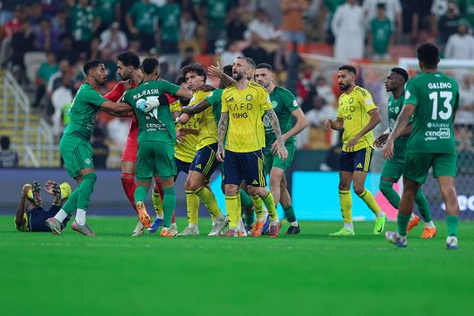 Jeddah, Arabia Saudita - 2 gennaio 2026: Discussione tra i giocatori dell'Al-Ahli e dell'Al-Nassr. (Foto di Yasser Bakhsh/Getty Images) Al-Ahli batte Al-Nassr: prima sconfitta in campionato per gli ospiti con tanto di rissa- immagine 2