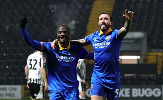 NOTTINGHAM, INGHILTERRA - 1 DICEMBRE: Ryan Bowman (a destra) dello Shrewsbury Town festeggia con il compagno di squadra Daniel Udoh dopo aver segnato il loro primo gol nella partita del secondo turno dell'Emirates FA Cup tra Notts County e Shrewsbury Town a Meadow Lane, il 1 dicembre 2023 a Nottingham, Inghilterra. (Foto di David Rogers/Getty Images) Scommesse, squalifica shock per Ryan Bowman: fuori per tre anni e mezzo- immagine 2