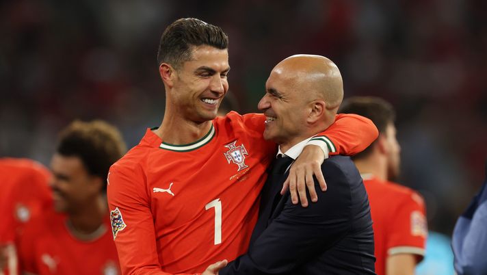 Roberto Martinez difende Cristiano Ronaldo: 'Non gioca per il suo passato' (Foto di Alexander Hassenstein/Getty Images) Cristiano Ronaldo abbraccia Roberto Martinez