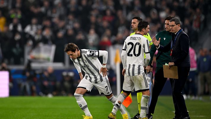 TURIN, ITALY - NOVEMBER 02: Fabio Miretti of Juventus is replaced by Federico Chiesa during the UEFA Champions League group H match between Juventus and Paris Saint- Germain at Juventus Stadium on November 02, 2022 in Turin, Italy. (Photo by Daniele Badolato - Juventus FC/Juventus FC via Getty Images) Federico Chiesa e Miretti
