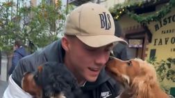 Hojlund passione animali! Due cani lo “assalgono”: la dolce reazione del danese