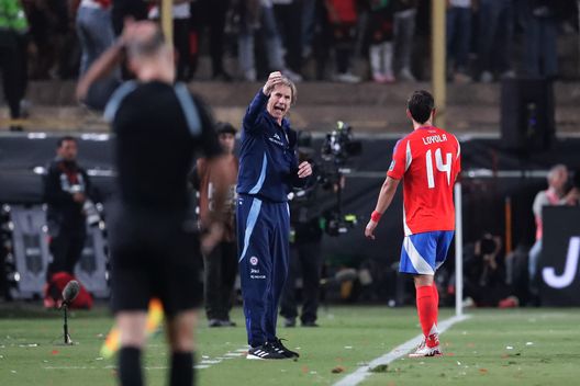 Ricardo Gareca, allenatore del Cile, reagisce durante la partita di qualificazione sudamericana tra Perù e Cile all'Estadio Nacional de Lima il 15 novembre 2024 a Lima, Perù. (Foto di Daniel Apuy/Getty Images) Cile, ennesimo fallimento Mondiale: Gareca esonerato, si cerca il sostituto- immagine 3