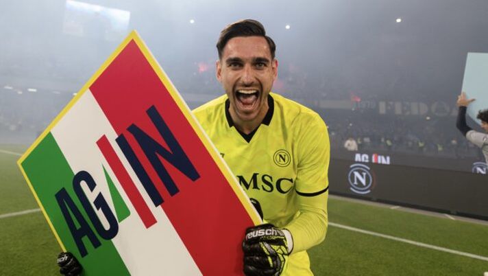 NAPLES, ITALY - MAY 23: Alex Meret of Napoli celebrates the Serie A title victory at Stadio Diego Armando Maradona on May 23, 2025 in Naples, Italy. (Photo by SSC NAPOLI/SSC NAPOLI via Getty Images) Sky – Napoli, dialoghi con Anguissa per il rinnovo. È fatta per il prolungamento di Meret - immagine 1