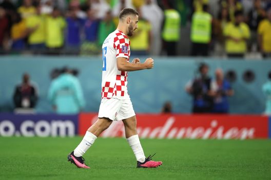 AL RAYYAN, QATAR - DECEMBER 09: Nikola Vlasic of Croatia celebrates scoring the team's first penalty in the penalty shoot out during the FIFA World Cup Qatar 2022 quarter final match between Croatia and Brazil at Education City Stadium on December 09, 2022 in Al Rayyan, Qatar. (Photo by Alex Grimm/Getty Images) Croazia, Vlasic pronto a subentrare: può essere un’arma in più contro la Spagna- immagine 2