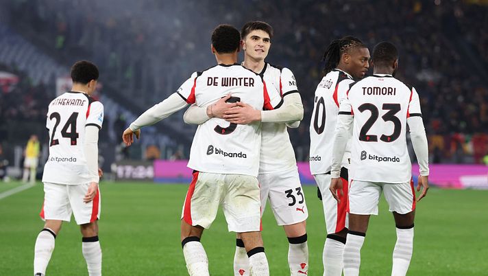 ROME, ITALY - JANUARY 25: Koni De Winter of AC Milan celebrates with team-mates after scoring the goal during the Serie A match between AS Roma and AC Milan at Stadio Olimpico on January 25, 2026 in Rome, Italy. (Photo by Claudio Villa/AC Milan via Getty Images) Milan, altra multa per aver aver ritardato l’ingesso o il rientro in campo - immagine 1