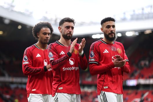 MANCHESTER, INGHILTERRA - 01 MARZO: Joshua Zirkzee, Bruno Fernandes e Noussair Mazraoui del Manchester United applaudono i tifosi dopo la vittoria della squadra nella partita di Premier League tra Manchester United e Crystal Palace all'Old Trafford il 01 marzo 2026 a Manchester, Inghilterra. (Foto di Alex Livesey/Getty Images)
