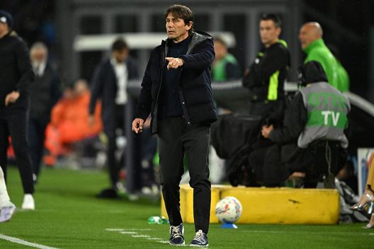 Solitamente ci si preoccupava delle metamorfosi del Napoli nella ripresa. Ieri è stato il primo tempo a lasciare perplessi. La squadra è apparsa lenta, leziosa, morbida e distratta. Poi l'ha cambiata Conte con le sostituzioni. Certo, le assenze avranno anche inciso e probabilmente lo hanno fatto anche sulla scelta di affidarsi ad un doppio play a centrocampo per sparigliare il traffico dell'avversario in mediana, ma la mossa non ha prodotto grossi effetti. La squadra è stata incapace di creare superiorità e di mettere in difficoltà la seconda peggiore difesa del torneo. Nella ripresa ha il merito di tornare sui suoi passi, corre ai ripari e la vince con il cambio di spartito tattico. Raspadori è il Jack d'autore che incanta nel 4-2-4 e che scodella l'assist per McT. Il Napoli vince, sale a quota 71, agguanta l'Inter e può continuare a sognare.