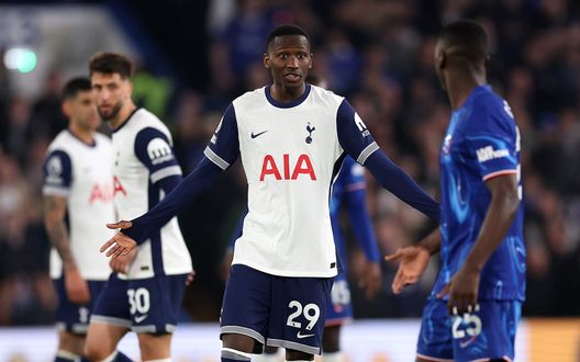 LONDON, ENGLAND - APRIL 03: Moises Caicedo a confronto con Sarr. (Photo by Julian Finney/Getty Images) West Ham-Tottenham, sfida tra deluse: Hammers e Spurs, una stagione fallimentare- immagine 3