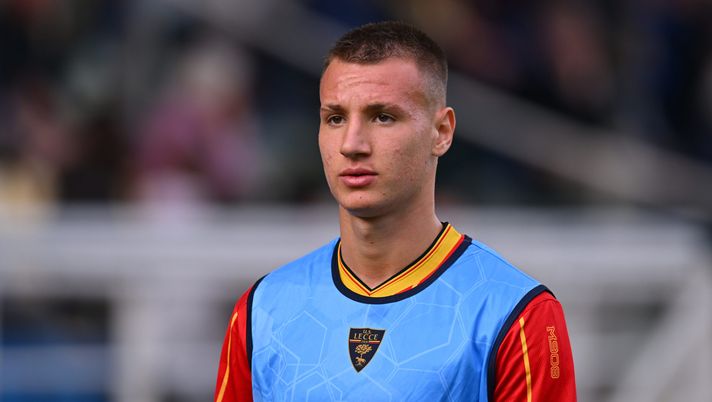 PARMA, ITALY - OCTOBER 04: Francesco Camarda of Lecce looks on during the Serie A match between Parma Calcio 1913 and US Lecce at Stadio Ennio Tardini on October 04, 2025 in Parma, Italy. (Photo by Alessandro Sabattini/Getty Images) Sacchi difende Camarda: “Ha il diritto di poter sbagliare. I momenti difficili ti fortificano” - immagine 1