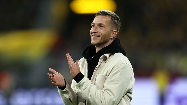 DORTMUND, GERMANY - DECEMBER 10: Marco Reus, former Borussia Dortmund player, is seen inside the stadium prior to the UEFA Champions League 2025/26 League Phase MD6 match between Borussia Dortmund and FK Bodo/Glimt at BVB Stadion Dortmund on December 10, 2025 in Dortmund, Germany. (Photo by Christof Koepsel/Getty Images) Borussia Dortmund, Reus consiglia Sancho: “Deve capire dove può sentirsi di nuovo a casa” - immagine 1