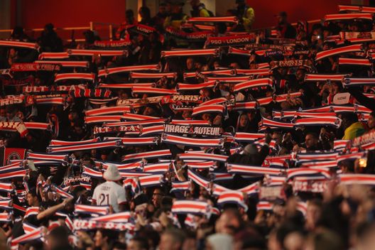 i tifosi del Paris Saint-Germain alzano le sciarpe a sostegno della loro squadra prima della partita della Fase MD2 della UEFA Champions League. (Foto di Julian Finney/Getty Images) Leo Messi e il ritorno più amaro: “A Parigi non sono mai stato felice”- immagine 3
