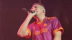 Morad conquista Roma: il rapper canta con la maglia giallorossa e la folla impazzisce