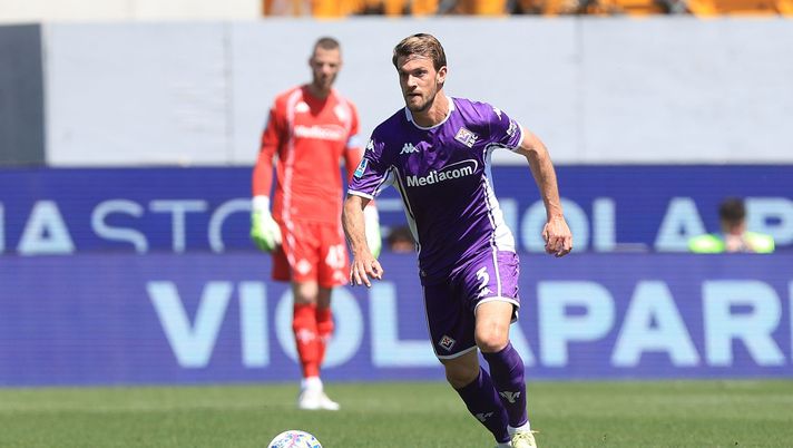 FLORENCE, ITALY - APRIL 26: Daniele Rugani of ACF Fiorentina in action during the Serie A match between ACF Fiorentina and US Sassuolo Calcio at Artemio Franchi on April 26, 2026 in Florence, Italy. (Photo by Gabriele Maltinti/Getty Images) Rugani, un futuro da decidere. Lui intanto si concede il Cammino di Santiago - immagine 1
