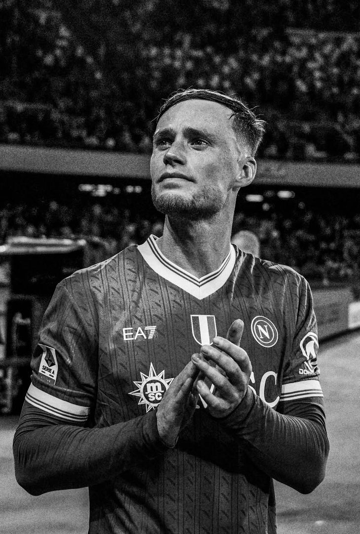 Apre McTominay, chiude Alisson Santos; nel mezzo, l'autorete di Terracciano e De Bruyne: una gara perfetta disputata venerdì sera dal Napoli di Antonio Conte contro la Cremonese, riassunta in 20 fotografie bianche e nere che vanno a comporre un post pubblicato in giornata dall'admin Instagram della compagine partenopea.