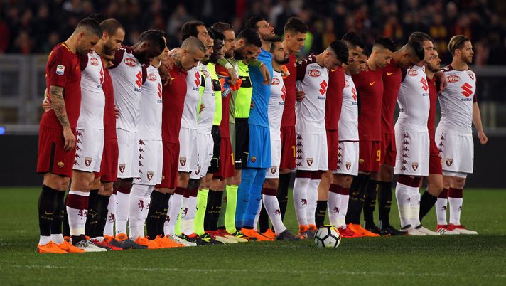 ROME, ITALY - MARCH 09: AS Roma and Torino FC players respect a minute of silence in memory of Fiorentina captain Davide Astori who died aged 31 before the Serie A match between AS Roma and Torino FC at Stadio Olimpico on March 9, 2018 in Rome, Italy. (Photo by Paolo Bruno/Getty Images) Roma-Torino, emozione all’Olimpico: il minuto di silenzio per Astori è da brividi - immagine 1