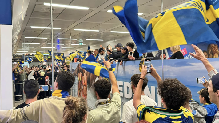 Hellas Verona FC  Festa Hellas, in centinaia a salutare la squadra all’arrivo - immagine 1