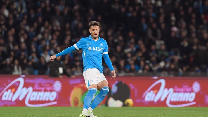 San Siro Stadium, Milan, ITALY - OCT 29 2024: SSC Napoli player Amir Rrahmani in action during the Serie A match between AC Milan and SSC Napoli at San Siro Stadium on October 29, 2024 in Milan, Italy. (Photo by SSC Napoli/Getty Images) Rrahmani, carica social per il 2025 “Rinuncia al conforto per i successi” - immagine 1