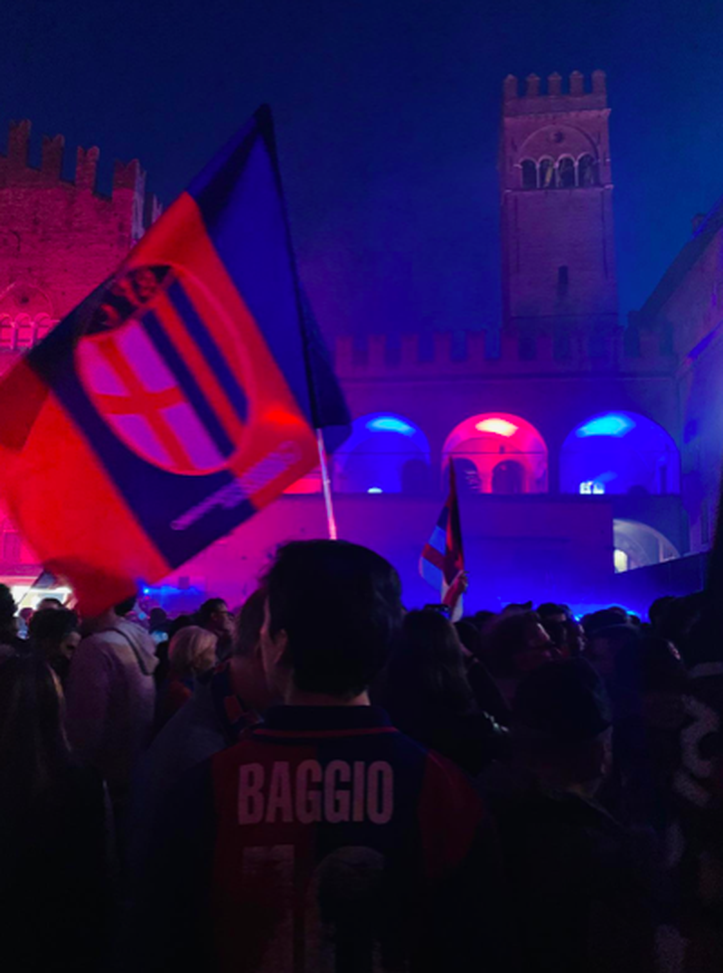 Migliaia di persone per la festa rossoblù: delirio in Piazza Maggiore (FOTO)- immagine 8