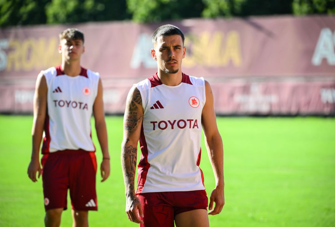 Trigoria, la firma e il primo allenamento di Enzo Le Fée con la Roma – FOTO GALLERY- immagine 1