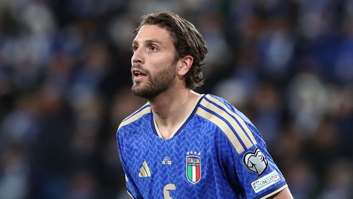 BERGAMO, ITALY - MARCH 26: Manuel Locatelli of Italy looks on during the FIFA World Cup 2026 European Qualifiers KO play-offs match between Italy and Northern Ireland at Stadio di Bergamo on March 26, 2026 in Bergamo, Italy. (Photo by Marco Luzzani/Getty Images) Juventus, caos Locatelli: tutta colpa di una cena…a Firenze! - immagine 1