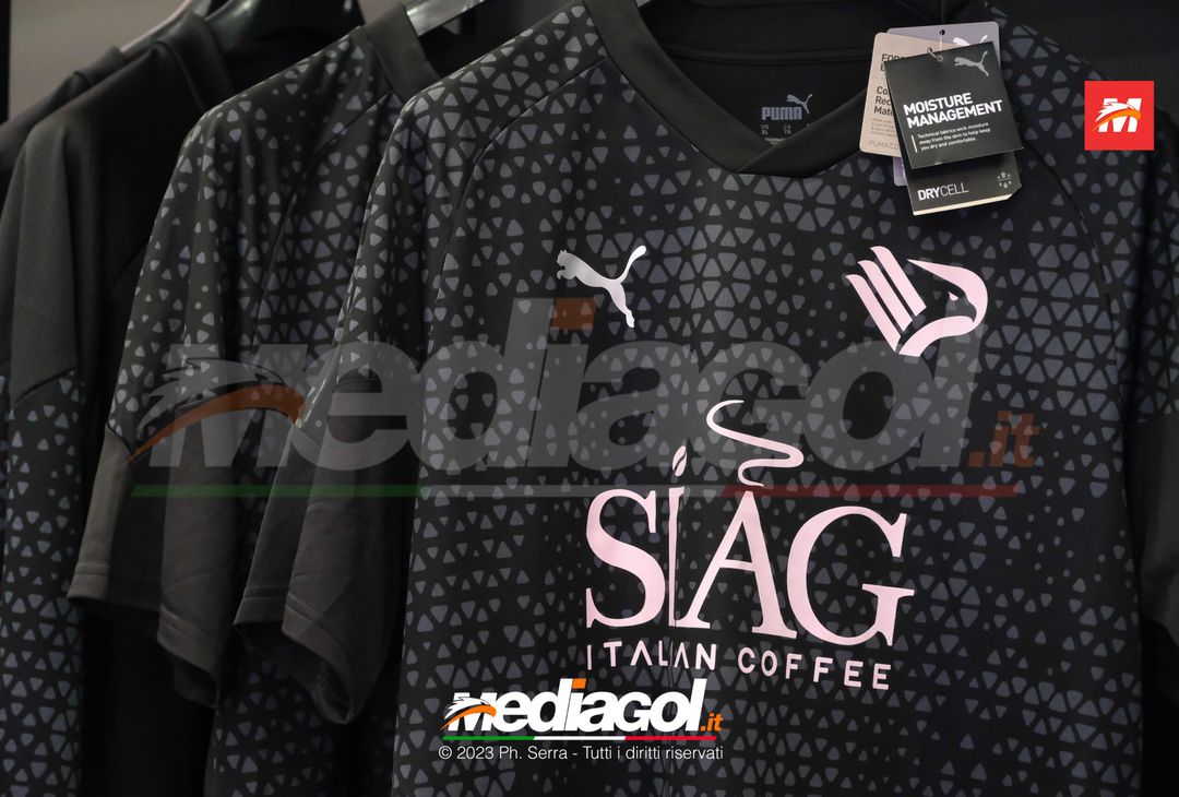 FOTO Palermo, al via la vendita dell’Home Kit Puma 2023/2024 (Gallery) - immagine 16