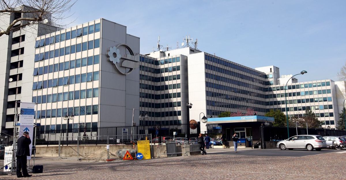 Mediaset replica a Corona: “Libertà di espressione, non di diffamazione. Falsità gravissime”