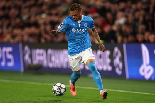 EINDHOVEN, PAESI BASSI - 21 OTTOBRE: Noa Lang del Napoli in azione durante la partita della terza giornata della fase a gironi di UEFA Champions League 2025/26 tra PSV Eindhoven e SSC Napoli al PSV Stadion il 21 ottobre 2025 a Eindhoven, Paesi Bassi. (Foto di Dean Mouhtaropoulos/Getty Images) Noa Lang, da caso spinoso a jolly di Conte: il Napoli inizia a vedere i frutti del suo investimento- immagine 2