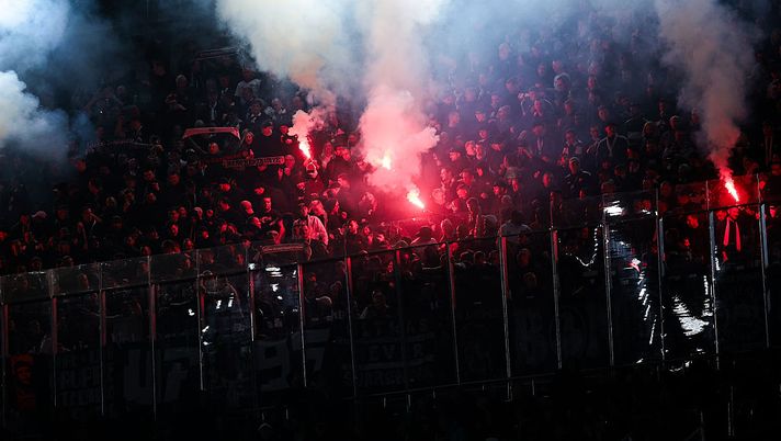 BARCELONA, SPAIN - DECEMBER 09: Eintracht Frankfurt
supporters flares are set off in the stands during the UEFA Champions League 2025/26 League Phase MD6 match between FC Barcelona and Eintracht Frankfurt at Estadi Olimpic Lluis Companys on December 09, 2025 in Barcelona, Spain. (Photo by Eric Alonso/Getty Images) Barcellona Eintracht Francoforte