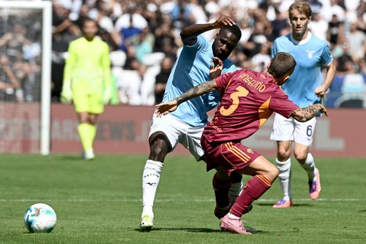 Boulaye Dia fermato da Angelino nel corso del derby tra Lazio e Roma (Foto di Marco Rosi - SS Lazio/Getty Images) Il derby è giallorosso! Alla Roma basta Pellegrini, finisce 1-0 all’Olimpico- immagine 4