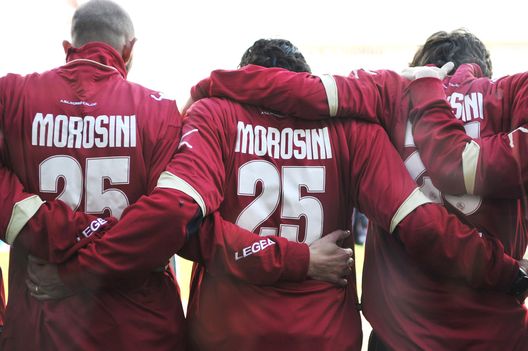 LIVORNO, ITALY - APRIL 17: AS Livorno players line up to pay their respects to the coffin of footballer Piermario Morosini at Armando Picchi Stadium on April 17, 2012 in Livorno, Italy. Italian footballer Piermario Morosini of Livorno died (aged 25) after collapsing from a cardiac arrest whilst playing in the Italian Serie B match between Pescara Calcio and AS Livorno in Pescara on April 14, 2012. (Photo by Laura Lezza/Getty Images) Il 14 aprile ci lasciava Piermario Morosini: il ricordo delle sue ex squadre e della Serie A- immagine 2