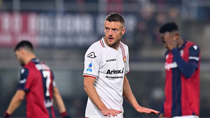 BOLOGNA, ITALY - DECEMBER 01: Jamie Vardy of Cremonese reacts during the Serie A match between Bologna FC 1909 and US Cremonese at Renato Dall'Ara Stadium on December 01, 2025 in Bologna, Italy. (Photo by Alessandro Sabattini/Getty Images) La Cremonese sbanca il Dall’Ara: Bologna gelato da Payero e Vardy, 1-3- immagine 1